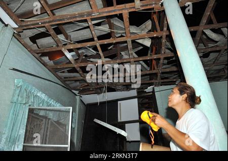 Bildnummer : 56956662 Datum : 24.01.2012 Copyright : imago/Xinhua (120125) -- SUPHAN BURI, 25 janvier 2012 (Xinhua) -- Une femme vérifie le toit d'une maison endommagée dans un accident de feu d'artifice à Suphan Buri, Thaïlande, le 24 janvier 2012. Au moins quatre personnes ont été tuées et plus de 50 blessées mardi soir après que des étincelles provenant d'un feu d'artifice pour le nouvel an chinois aient incendié des maisons en bois dans un quartier résidentiel de la province de Suphan Buri, au centre de la Thaïlande. (Xinhua/Rachen Sageamsak) (djj) THAILAND-SUPHAN BURI-FIREWORKS-ACCIDENT PUBLICATIONxNOTxINxCHN Gesellschaft Unfall Feuerwerkskörper explosion Zerstörun Banque D'Images