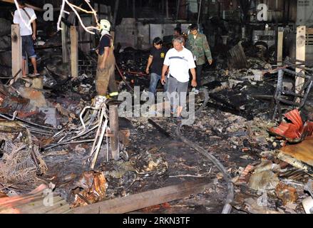 Bildnummer : 56956665 Datum : 24.01.2012 Copyright : imago/Xinhua (120125) -- SUPHAN BURI, 25 janvier 2012 (Xinhua) -- marcher dans des maisons endommagées dans un accident de feu d'artifice à Suphan Buri, Thaïlande, 24 janvier 2012. Au moins quatre personnes ont été tuées et plus de 50 blessées mardi soir après que des étincelles provenant d'un feu d'artifice pour le nouvel an chinois aient incendié des maisons en bois dans un quartier résidentiel de la province de Suphan Buri, au centre de la Thaïlande. (Xinhua/Rachen Sageamsak) (djj) THAILAND-SUPHAN BURI-FIREWORKS-ACCIDENT PUBLICATIONxNOTxINxCHN Gesellschaft Unfall Feuerwerkskörper explosion Zerstörung xjh x0x 2012 q Banque D'Images