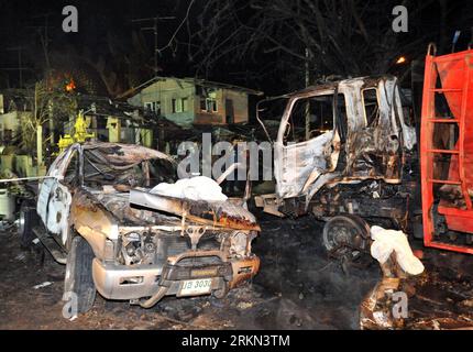 Bildnummer : 56956659 Datum : 24.01.2012 Copyright : imago/Xinhua (120125) -- SUPHAN BURI, 25 janvier 2012 (Xinhua) -- des voitures endommagées dans un accident de feu d'artifice ont été vues à Suphan Buri, Thaïlande, le 24 janvier 2012. Au moins quatre personnes ont été tuées et plus de 50 blessées mardi soir après que des étincelles provenant d'un feu d'artifice pour le nouvel an chinois aient incendié des maisons en bois dans un quartier résidentiel de la province de Suphan Buri, au centre de la Thaïlande. (Xinhua/Rachen Sageamsak) (djj) THAILAND-SUPHAN BURI-FIREWORKS-ACCIDENT PUBLICATIONxNOTxINxCHN Gesellschaft Unfall Feuerwerkskörper explosion Zerstörung xjh x0x 2012 quer Banque D'Images