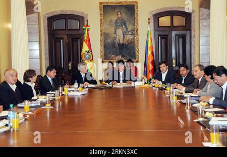 Bildnummer : 56956712 Datum : 24.01.2012 Copyright : imago/Xinhua (120124) -- LA PAZ, 24 janvier 2012 (Xinhua) -- le président bolivien Evo Morales (C) dirige la réunion de travail de 2012 du nouveau Cabinet au Palais du gouvernement à la Paz, Bolivie, le 24 janvier 2012. Les nouveaux ministres ont prêté serment lundi. (Xinhua/G. Jallasi/ABI) BOLIVIA-LA PAZ-POLITICS-PRESIDENT-CABINET PUBLICATIONxNOTxINxCHN People Politik xjh x0x premiumd 2012 quer 56956712 Date 24 01 2012 Copyright Imago XINHUA la Paz Jan 24 2012 XINHUA Président bolivien Evo Morales C dirige la réunion de travail 2012 du nouveau Cabinet S AU Gouvernement P. Banque D'Images