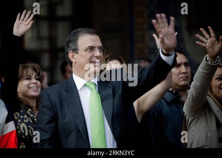 Bildnummer : 56956717 Datum : 24.01.2012 Copyright : imago/Xinhua (120124) -- MEXICO, 24 janvier 2012 (Xinhua) -- le maire de Mexico, Marcelo Ebrard (C), annonce que 4 camions transportant 120 tonnes et fournitures données par les résidents quittent la place principale Zocalo, à Mexico, capitale du Mexique, le 24 janvier 2012. Les 4 camions achemineront les fournitures aux communautés du nord de la Sierra Tarahumara, dans l’État de Chihuahua, qui souffrent de la pire sécheresse depuis que le gouvernement a commencé à enregistrer des précipitations il y a 70 ans. (Xinhua) MEXIQUE-MEXIQUE VILLE-SÉCHERESSE PUBLICATIONxNOTxINxCHN personnes Politik xj Banque D'Images