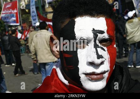 Bildnummer : 56961218 Datum : 25.01.2012 Copyright : imago/Xinhua (120125) -- LE CAIRE, 25 janvier 2012 (Xinhua) -- un égyptien assiste à un rassemblement sur la place Tahrir marquant le premier anniversaire de la Révolution du 25 janvier au Caire, en Égypte, le 24 janvier 2012. (Xinhua/Ahmad Radi) (djj) ÉGYPTE-CAIRE-RALLYE PUBLICATIONxNOTxINxCHN Gesellschaft Politik Platz der Freiheit Befreiung Demo Jahrestag Jubiläum 1Jahr Revolution xjh x0x premiumd 2012 quer 56961218 Date 25 01 2012 Copyright Imago XINHUA le Caire Jan 25 2012 XINHUA en égyptien assiste à un rassemblement SUR la place Tahrir marquant le premier anniversaire de Jan Banque D'Images