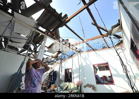 Bildnummer : 56961226 Datum : 25.01.2012 Copyright : imago/Xinhua (120125) -- SUPHAN BURI, 25 janvier 2012 (Xinhua) -- Une femme se tient dans sa maison endommagée dans un accident de feu d'artifice à Suphan Buri, Thaïlande, 25 janvier 2012. Au moins quatre personnes ont été tuées et plus de 50 blessées mardi soir après que des étincelles provenant d'un feu d'artifice pour le nouvel an chinois aient incendié des maisons en bois dans un quartier résidentiel de la province de Suphan Buri, au centre de la Thaïlande. (Xinhua/Rachen Sageamsak) (djj) THAILAND-SUPHAN BURI-FIREWORKS-ACCIDENT PUBLICATIONxNOTxINxCHN Gesellschaft Unfall Feuerwerkskörper explosion Zerstörung xjh x Banque D'Images