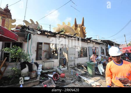 Bildnummer : 56961225 Datum : 25.01.2012 Copyright : imago/Xinhua (120125) -- SUPHAN BURI, 25 janvier 2012 (Xinhua) -- des maisons endommagées dans un accident de feu d'artifice ont été vues à Suphan Buri, Thaïlande, le 25 janvier 2012. Au moins quatre personnes ont été tuées et plus de 50 blessées mardi soir après que des étincelles provenant d'un feu d'artifice pour le nouvel an chinois aient incendié des maisons en bois dans un quartier résidentiel de la province de Suphan Buri, au centre de la Thaïlande. (Xinhua/Rachen Sageamsak) (djj) THAILAND-SUPHAN BURI-FIREWORKS-ACCIDENT PUBLICATIONxNOTxINxCHN Gesellschaft Unfall Feuerwerkskörper explosion Zerstörung xjh x0x 2012 quer Banque D'Images