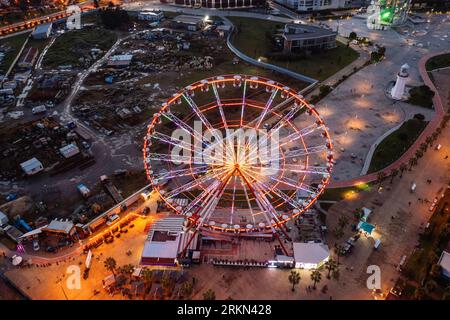 Grande roue la nuit Batumi, vue aérienne Banque D'Images