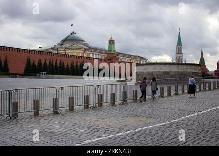 Moscou, Russie. 24 août 2023. Les touristes marchent le long d'une barrière de police bloquant la place Rouge à Moscou le lendemain de la mort dans un accident d'avion du chef de la compagnie militaire privée russe 'Wagner', Evgeny Prigozhin. Le crash a déclenché diverses théories sur qui était responsable de la mort de Prigozhin. C'était une personne qui avait organisé un coup d'État militaire de courte durée en Russie deux mois auparavant. Dans une étrange coïncidence, l'avion d'affaires de Prigozhin a été abattu à la même date que son groupe militaire privé s'était rebellé. (Photo de Vlad Karkov/SOPA Images/Sipa USA) crédit : SIPA USA/Alamy Live News Banque D'Images