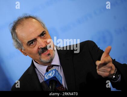 Bildnummer : 56975757 Datum : 27.01.2012 Copyright : imago/Xinhua (120128) -- NEW YORK, 28 janvier 2012 (Xinhua) -- le représentant permanent syrien auprès des Nations Unies, Bashar Ja afari, s'adresse aux médias après une consultation du Conseil de sécurité au siège de l'ONU à New york, aux États-Unis, le 27 janvier 2012. Vendredi, le Conseil de sécurité de l'ONU s'est réuni à huis clos pour discuter d'un projet de résolution ouest-arabe sur la Syrie avec l'organe onusien de 15 nations toujours divisé sur la situation du pays du Moyen-Orient.(Xinhua/Shen Hong)(zcc) Etats-Unis-NEW YORK-un-CONSEIL DE SÉCURITÉ-SYRIE PUBLICATIONxNOTxINxCHN People poli Banque D'Images