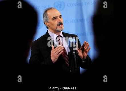 Bildnummer : 56975756 Datum : 27.01.2012 Copyright : imago/Xinhua (120128) -- NEW YORK, 28 janvier 2012 (Xinhua) -- le représentant permanent syrien auprès des Nations Unies, Bashar Ja afari, s'adresse aux médias après une consultation du Conseil de sécurité au siège de l'ONU à New york, aux États-Unis, le 27 janvier 2012. Vendredi, le Conseil de sécurité de l'ONU s'est réuni à huis clos pour discuter d'un projet de résolution ouest-arabe sur la Syrie avec l'organe onusien de 15 nations toujours divisé sur la situation du pays du Moyen-Orient.(Xinhua/Shen Hong)(zcc) Etats-Unis-NEW YORK-un-CONSEIL DE SÉCURITÉ-SYRIE PUBLICATIONxNOTxINxCHN People poli Banque D'Images