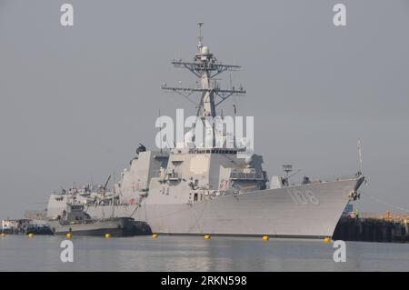 Bildnummer : 56985013 Datum : 30.01.2012 Copyright : imago/Xinhua (120130) -- MANILLE, 30 janvier 2012 (Xinhua) -- le destroyer de missiles guidés USS Wayne E. Meyer (DDG-108) accoste dans la baie de Manille, aux Philippines, 30 janvier 2012. Deux navires de la marine américaine ont visité les Philippines pour des escales portuaires de routine récemment. Le destroyer de missiles guidés USS Wayne E. Meyer (DDG-108) arriva dans la baie de Manille, et l'USS Chafee (DDG-90) visita le port de Cebu. L'USS Wayne E. Meyer et l'USS Chafee sont ici pour s'engager avec leurs homologues des Forces armées des Philippines et réaliser des projets de relations communautaires, AS Banque D'Images