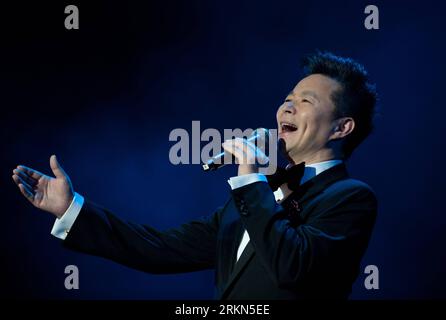 Bildnummer : 56986233 Datum : 30.01.2012 Copyright : imago/Xinhua (120130) -- LOS ANGELES, 30 janvier 2012 (Xinhua) -- le chanteur chinois Wang Hongwei participe au Festival du printemps des cultures de Chine, présenté par un groupe d'artistes chinois, à Los Angeles, aux États-Unis, le 29 janvier 2012. (Xinhua/Yang Lei) (lyx) U.S.-LOS ANGELES-CHINESE ARTISITS GROUP-PERFORMANCE PUBLICATIONxNOTxINxCHN People Entertainment Musik xjh x0x 2012 quer 56986233 Date 30 01 2012 Copyright Imago XINHUA Los Angeles Jan 30 2012 le chanteur chinois XINHUA Wang Hongwei participe à la Culture of China Festival of Spring pe Banque D'Images