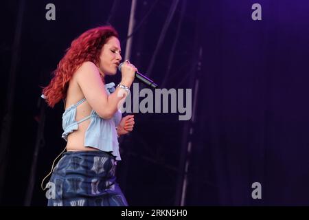 Portsmouth, Royaume-Uni. 25 août 2023. La chanteuse et compositrice anglaise Kathleen Anne Brien connue professionnellement sous le nom de Katy B se produisant en direct sur scène au Victorious Festival. Crédit : SOPA Images Limited/Alamy Live News Banque D'Images