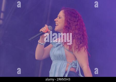 Portsmouth, Royaume-Uni. 25 août 2023. La chanteuse et compositrice anglaise Kathleen Anne Brien connue professionnellement sous le nom de Katy B se produisant en direct sur scène au Victorious Festival. Crédit : SOPA Images Limited/Alamy Live News Banque D'Images
