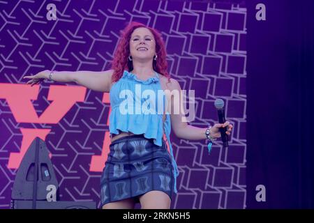 Portsmouth, Royaume-Uni. 25 août 2023. La chanteuse et compositrice anglaise Kathleen Anne Brien connue professionnellement sous le nom de Katy B se produisant en direct sur scène au Victorious Festival. Crédit : SOPA Images Limited/Alamy Live News Banque D'Images