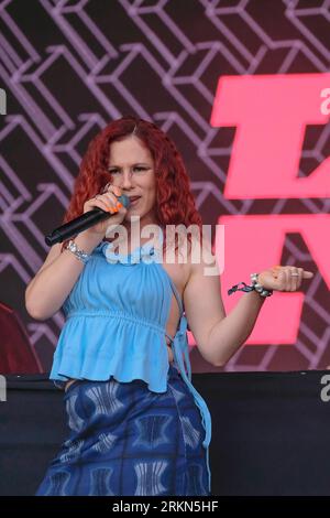 Portsmouth, Royaume-Uni. 25 août 2023. La chanteuse et compositrice anglaise Kathleen Anne Brien connue professionnellement sous le nom de Katy B se produisant en direct sur scène au Victorious Festival. Crédit : SOPA Images Limited/Alamy Live News Banque D'Images