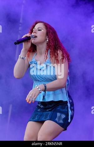 Portsmouth, Royaume-Uni. 25 août 2023. La chanteuse et compositrice anglaise Kathleen Anne Brien connue professionnellement sous le nom de Katy B se produisant en direct sur scène au Victorious Festival. Crédit : SOPA Images Limited/Alamy Live News Banque D'Images