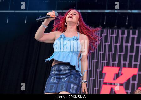 Portsmouth, Royaume-Uni. 25 août 2023. La chanteuse et compositrice anglaise Kathleen Anne Brien connue professionnellement sous le nom de Katy B se produisant en direct sur scène au Victorious Festival. Crédit : SOPA Images Limited/Alamy Live News Banque D'Images