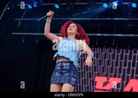 Portsmouth, Royaume-Uni. 25 août 2023. La chanteuse et compositrice anglaise Kathleen Anne Brien connue professionnellement sous le nom de Katy B se produisant en direct sur scène au Victorious Festival. Crédit : SOPA Images Limited/Alamy Live News Banque D'Images