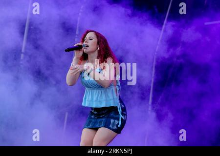 Portsmouth, Royaume-Uni. 25 août 2023. La chanteuse et compositrice anglaise Kathleen Anne Brien connue professionnellement sous le nom de Katy B se produisant en direct sur scène au Victorious Festival. Crédit : SOPA Images Limited/Alamy Live News Banque D'Images