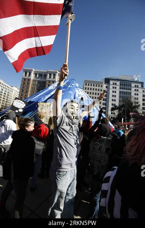 Bildnummer : 56988097 Datum : 30.01.2012 Copyright : imago/Xinhua (120130) -- WASHINGTON, 30 janvier 2012 (Xinhua) -- les manifestants d'Occupy D.C. crient des slogans devant la statue de McPherson recouverte d'un tissu bleu imperméable à l'eau à McPherson Square à Washington D.C. le 30 janvier 2012. Les manifestants de Defiant Occupy D.C. lundi ont promis de continuer leur campement dans la capitale américaine alors que la date limite pour le décampement était passée. (Xinhua/Fang Zhe) (zx) U.S.-WASHINGTON-OCCUPY D.C. PROTEST PUBLICATIONxNOTxINxCHN Gesellschaft Wirtschaft Politik Protest Occupy Bewegung Finanzkrise Wirtschaftskrise Kirse USA beset Banque D'Images