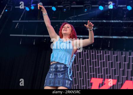 Portsmouth, Royaume-Uni. 25 août 2023. La chanteuse et compositrice anglaise Kathleen Anne Brien connue professionnellement sous le nom de Katy B se produisant en direct sur scène au Victorious Festival. Crédit : SOPA Images Limited/Alamy Live News Banque D'Images