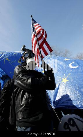 Bildnummer : 56988100 Datum : 30.01.2012 Copyright : imago/Xinhua (120130) -- WASHINGTON, 30 janvier 2012 (Xinhua) -- un manifestant Occupy DC tient un drapeau américain devant la statue de McPherson recouverte d'un tissu bleu imperméable à l'eau à McPherson Square à Washington DC, le 30 janvier 2012. Les manifestants de Defiant Occupy D.C. lundi ont promis de continuer leur campement dans la capitale américaine alors que la date limite pour le décampement était passée. (Xinhua/Fang Zhe) (zx) U.S.-WASHINGTON-OCCUPY D.C. PROTEST PUBLICATIONxNOTxINxCHN Gesellschaft Wirtschaft Politik Protest Occupy Bewegung Finanzkrise Wirtschaftskrise KIRs Banque D'Images