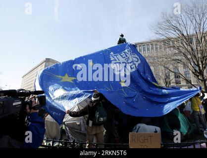 Bildnummer : 56988099 Datum : 30.01.2012 Copyright : imago/Xinhua (120130) -- WASHINGTON, 30 janvier 2012 (Xinhua) -- les manifestants d'Occupy DC tentent de couvrir la statue de McPherson avec un tissu bleu imperméable à l'eau à McPherson Square à Washington DC, 30 janvier 2012. Les manifestants de Defiant Occupy D.C. lundi ont promis de continuer leur campement dans la capitale américaine alors que la date limite pour le décampement était passée. (Xinhua/Fang Zhe) (zx) U.S.-WASHINGTON-OCCUPY DC-PROTEST PUBLICATIONxNOTxINxCHN Gesellschaft Wirtschaft Politik Protest Occupy Bewegung Finanzkrise Wirtschaftskrise Kirse USA besetzt die anti xda x0x p Banque D'Images