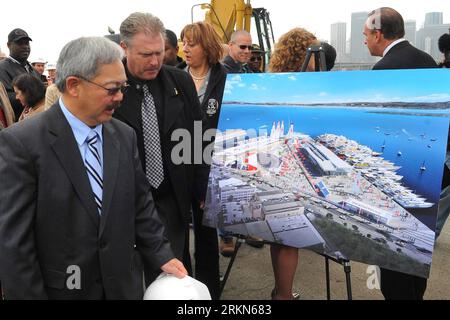 Bildnummer : 56995989 Datum : 31.01.2012 Copyright : imago/Xinhua (120201) -- SAN FRANCISCO, 1 février 2012 (Xinhua) -- le maire de San Francisco Edwin Lee (avant L) regarde le rendu lors de la cérémonie d'inauguration du terminal de croisière James R. Herman au quai 27, San Francisco, États-Unis, le 31 janvier 2012. Le terminal de croisière James R. Herman est construit pour la 34e America s Cup dont le dernier match aura lieu à l'été 2013 à San Francisco. (Xinhua/Liu Yilin)(axy) U.S.-SAN FRANCISCO-CRUISE TERMINAL-INAUGURATION CÉRÉMONIE PUBLICATIONxNOTxINxCHN People Politik xns x0x 2012 quer 5 Banque D'Images