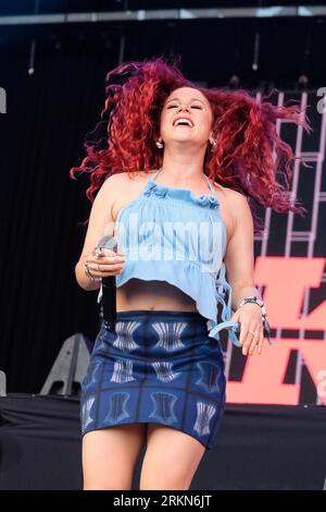 Portsmouth, Royaume-Uni. 25 août 2023. La chanteuse et compositrice anglaise Kathleen Anne Brien connue professionnellement sous le nom de Katy B se produisant en direct sur scène au Victorious Festival. (Photo de Dawn Fletcher-Park/SOPA Images/Sipa USA) crédit : SIPA USA/Alamy Live News Banque D'Images