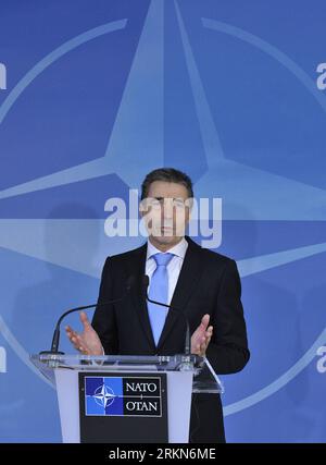 Bildnummer : 57004189 Datum : 02.02.2012 Copyright : imago/Xinhua (120202) -- BRUXELLES, le 2 février 2012 (Xinhua) ¨C le Secrétaire général de l OTAN, Anders Fogh Rasmussen, fait une déclaration avant la réunion des ministres de la Défense de l OTAN au siège de l organisation à Bruxelles, capitale de la Belgique, le 2 février 2012. Les ministres de la Défense des 28 alliés de l OTAN et de plus de 20 pays partenaires se sont réunis ici jeudi et vendredi pour discuter d un éventail de questions, notamment l Afghanistan, la défense intelligente et la réforme de l OTAN. (Xinhua/Wu Wei)(yt) RÉUNION BELGIQUE-OTAN-MINISTRES de la défense PUBLICATIONxNOTxINxCHN People Politik Treffen Ver Banque D'Images