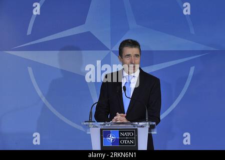 Bildnummer : 57004191 Datum : 02.02.2012 Copyright : imago/Xinhua (120202) -- BRUXELLES, le 2 février 2012 (Xinhua) ¨C- le Secrétaire général de l OTAN, Anders Fogh Rasmussen, fait une déclaration avant la réunion des ministres de la Défense de l OTAN au siège de l organisation à Bruxelles, capitale de la Belgique, le 2 février 2012. Les ministres de la Défense des 28 alliés de l OTAN et de plus de 20 pays partenaires se sont réunis ici jeudi et vendredi pour discuter d un éventail de questions, notamment l Afghanistan, la défense intelligente et la réforme de l OTAN. (Xinhua/Wu Wei)(yt) RÉUNION BELGIQUE-OTAN-MINISTRES de la défense PUBLICATIONxNOTxINxCHN People Politik Treffe Banque D'Images