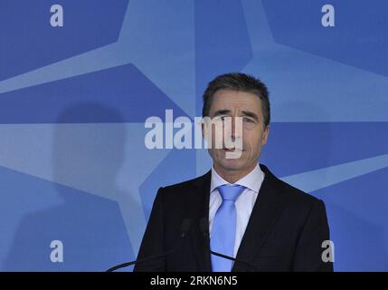 Bildnummer : 57004190 Datum : 02.02.2012 Copyright : imago/Xinhua (120202) -- BRUXELLES, le 2 février 2012 (Xinhua) ¨C- le Secrétaire général de l OTAN, Anders Fogh Rasmussen, fait une déclaration avant la réunion des ministres de la Défense de l OTAN au siège de l organisation à Bruxelles, capitale de la Belgique, le 2 février 2012. Les ministres de la Défense des 28 alliés de l OTAN et de plus de 20 pays partenaires se sont réunis ici jeudi et vendredi pour discuter d un éventail de questions, notamment l Afghanistan, la défense intelligente et la réforme de l OTAN. (Xinhua/Wu Wei)(yt) RÉUNION BELGIQUE-OTAN-MINISTRES de la défense PUBLICATIONxNOTxINxCHN People Politik Treffe Banque D'Images