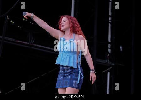Portsmouth, Royaume-Uni. 25 août 2023. La chanteuse et compositrice anglaise Kathleen Anne Brien connue professionnellement sous le nom de Katy B se produisant en direct sur scène au Victorious Festival. (Photo de Dawn Fletcher-Park/SOPA Images/Sipa USA) crédit : SIPA USA/Alamy Live News Banque D'Images