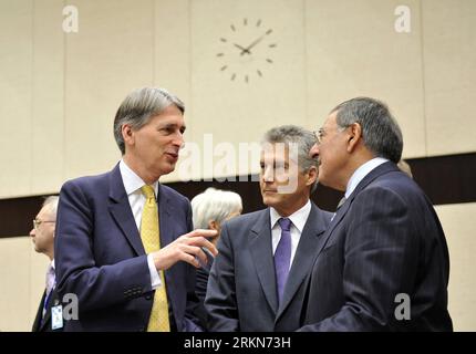 Bildnummer : 57012713 Datum : 03.02.2012 Copyright : imago/Xinhua (120203) -- BRUXELLES, 3 février 2012 (Xinhua) -- le secrétaire britannique à la Défense Philip Hammond (à gauche) s'entretient avec son homologue américain Leon Panetta (à droite) lors de la session sur les questions afghanes, le deuxième jour de la réunion des ministres de la Défense de l'OTAN au siège de l'organisation à Bruxelles, capitale de la Belgique, le 3 février 2012. (Xinhua/Wu Wei)(yt) RÉUNION BELGIQUE-OTAN-MINISTRES de la défense PUBLICATIONxNOTxINxCHN People Politik premiumd xns x1x 2012 quer 57012713 Date 03 02 2012 Copyright Imago XINHUA Bruxelles février 3 2012 XINHUA Secrétariat britannique à la défense Banque D'Images