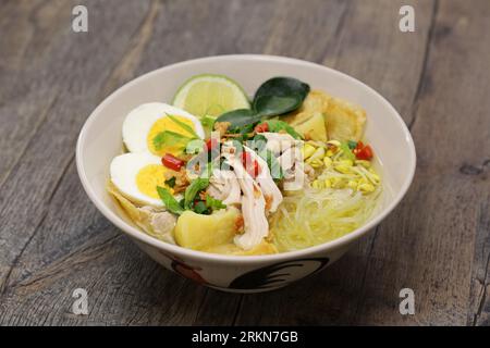 Soto Ayam, une soupe indonésienne de nouilles au poulet Banque D'Images