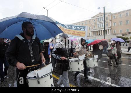 Bildnummer : 57027303 Datum : 07.02.2012 Copyright : imago/Xinhua (120207) -- ATHÈNES, 7 février 2012 (Xinhua) -- des manifestants manifestent lors de la grève de 24 heures à Athènes, Grèce, le 7 février 2012. La Grèce a été paralysée mardi par une grève générale nationale de 24 heures appelée par les syndicats, alors que le Premier ministre LucasxPapademos et les dirigeants soutenant son gouvernement de transition se rencontrent pour décider d’un nouveau plan de sauvetage afin d’éviter un défaut de paiement en mars. (Xinhua/Marios Lolos) (cl) GRÈCE-GRÈVE GÉNÉRALE-MANIFESTATION PUBLICATIONxNOTxINxCHN Politik Demo Protest Streik Generalstreik premiumd xns x1x 2012 quer 57027 Banque D'Images
