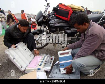 Bildnummer : 57027314 Datum : 07.02.2012 Copyright : imago/Xinhua (120207) -- FAIZABAD, 7 février 2012 (Xinhua) -- des membres du personnel testent des machines de vote électronique à Faizabad, Uttar Pradesh, Inde, le 7 février 2012. Le scrutin dans l Uttar Pradesh, l état le plus peuplé et politiquement crucial de l Inde, commencera le 8 février 2012, lorsque 55 circonscriptions électorales de l assemblée auront voté dans la première phase du scrutin. Au total, 17 millions sont éligibles pour voter dans ce tour. (Xinhua/Li Yigang) INDIA-UTTAR PRADESH-FAIZABAD-ELECTION PUBLICATIONxNOTxINxCHN Politik Wahl Parlamentswahl xns x0x 2012 quer 5702731 Banque D'Images