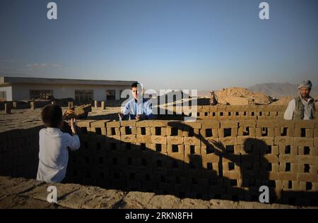 Bildnummer : 57030859 Datum : 12.11.2011 Copyright : imago/Xinhua (120208) -- KABOUL, 8 février 2012 (Xinhua) -- cette photo prise le 12 novembre 2011 montre que des enfants afghans travaillent dans une fabrique de briques à la périphérie de Kaboul, capitale de l'Afghanistan. Le travail des enfants est resté endémique dans l'industrie des fours à briques dans l'Afghanistan ravagé par la guerre, selon un rapport conjoint publié le 7 février 2012 par l'Organisation internationale du travail (OIT) des Nations Unies et le ministère afghan du travail, des Affaires sociales, des martyrs et des handicapés (MoLSAMD). (Xinhua/Ahmad Massoud) (zjl) AFGHANISTAN-KABOUL-LE TRAVAIL DES ENFANTS Banque D'Images