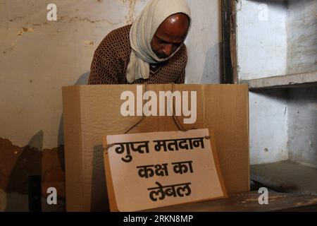 Bildnummer : 57034003 Datum : 08.02.2012 Copyright : imago/Xinhua (120208) -- FAIZABAD, 8 février 2012 (Xinhua) -- Un électeur jette son bulletin de vote sur une machine de vote électronique dans un bureau de vote de Faizabad, Uttar Pradesh, Inde, le 8 février 2012. La première phrase de l élection de l Assemblée dans l Uttar Pradesh, l État le plus peuplé et politiquement crucial de l Inde, a débuté ici mercredi. Au total, 10 districts, y compris Faizabad, ont tenu les élections. (Xinhua/Li Yigang) INDIA-UP-FAIZABAD-ASSEMBLY-ELECTION PUBLICATIONxNOTxINxCHN Gesellschaft Politik Wahlen Parlamentswahlen Wahlbüro Wähler Fotostory x0x xst Banque D'Images