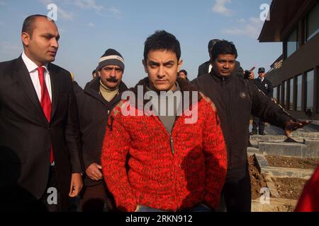 Bildnummer : 57043542 Datum : 09.02.2012 Copyright : imago/Xinhua (120209) -- SRINAGAR, 9 février 2012 (Xinhua) -- la star de Bollywood Aamir Khan (C) pose pour une photographie dans un hôtel de Srinagar, la capitale estivale du Cachemire contrôlé par les Indiens, le 9 février 2012. Selon les médias, Aamir Khan était dans le Cachemire sous contrôle indien pour un tournage promouvant le tourisme indien. (Xinhua/Javed Dar) (nxl) KASHMIR-SRINAGAR-BOLLYWOOD-AAMIR KHAN-TOURISM PUBLICATIONxNOTxINxCHN People Entertainment film x0x xst 2012 quer 57043542 Date 09 02 2012 Copyright Imago XINHUA Srinagar février 9 2012 XINHUA Bollywood Star Aamir Banque D'Images