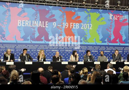 Bildnummer : 57043537 Datum : 09.02.2012 Copyright : imago/Xinhua (120209) -- BERLIN, 9 février 2012 (Xinhua) -- membres du jury (de gauche à droite) l'écrivain algérien Boualem Sansal, réalisateur et scénariste français Francois Ozon, actrice et chanteuse allemande Barbara Sukowa, réalisatrice britannique et présidente du jury Mike Leigh, actrice franco-britannique Charlotte Gainsbourg, l’acteur AMÉRICAIN Jake Gyllenhaal, le réalisateur et scénariste iranien Asghar Farhadi et le photographe et cinéaste néerlandais Anton Corbijn assistent à une conférence de presse à Berlin, capitale de l’Allemagne, le 9 février 2012. Le 62e festival du film de la Berlinale a donné le coup d'envoi à lui Banque D'Images