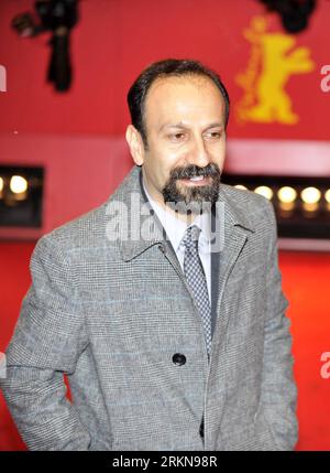 Bildnummer : 57047584 Datum : 09.02.2012 Copyright : imago/Xinhua (120209) -- BERLIN, 9 février 2012 (Xinhua) -- Asghar Farhadi, réalisateur iranien et membre du jury de la Berlinale, pose pour les photographes alors qu’il arrive pour la première du film Farewell my Queen lors de la cérémonie d’ouverture du 62e festival du film de la Berlinale à Berlin, capitale de l’Allemagne, le 9 février 2012. Le 62e festival du film de la Berlinale a débuté ici jeudi. (Xinhua/Ma Ning) (yy) ALLEMAGNE-BERLIN-FILM FESTIVAL PUBLICATIONxNOTxINxCHN Kultur Entertainment People film 62. Internationale Filmfestspiele Berlinale Berlin Filmpremiere Pr Banque D'Images