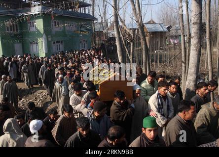 Bildnummer : 57048152 Datum : 10.02.2012 Copyright : imago/Xinhua (120210) -- SRINAGAR, 10 février 2012 (Xinhua) -- les villageois cachemiriens portent le cercueil d’un travailleur politique et chef de corps rural (Sarpanch), Gul Mohamad Dar, lors de sa procession funéraire dans le village de Hawoora-Misshipora, à environ 65 kilomètres au sud de Srinagar, capitale estivale du Cachemire contrôlé par les Indiens, le 10 février 2012. Des militants présumés ont abattu le travailleur politique et blessé une autre personne dans le village Hawoora-Misshipora du district de Kulgam, a déclaré vendredi la police. Dar, âgé de 50 ans, a été élu chef rural dans le dernier comité du village Banque D'Images