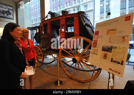 Bildnummer : 57048142 Datum : 09.02.2012 Copyright : imago/Xinhua (120210) -- SAN FRANCISCO, 10 février 2012 (Xinhua) -- visitez une exposition de données historiques sur les clients chinois au 19e siècle au Wells Fargo Museum de San Francisco, États-Unis, le 9 février 2012. Le Wells Fargo a affiché un lot de photos de fichiers et de copies de reliques culturelles de ses clients chinois au 19e siècle ici jeudi pour montrer ses 160 ans d'histoire avec la communauté chinoise. (Xinhua/Liu Yilin) U.S.-WELLS FARGO MUSEUM-CHINESE CLIENTS-EXHIBITION PUBLICATIONxNOTxINxCHN Gesellschaft USA Kultur Ausstellung xns x0x 2012 que Banque D'Images