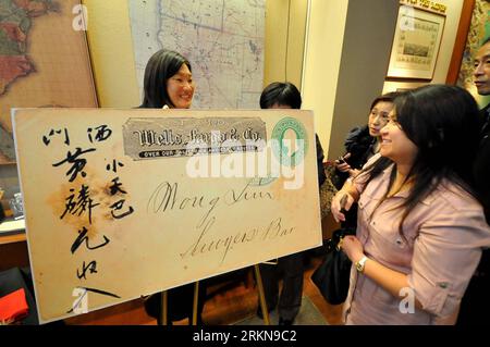 Bildnummer : 57048143 Datum : 09.02.2012 Copyright : imago/Xinhua (120210) -- SAN FRANCISCO, 10 février 2012 (Xinhua) -- visitez une exposition de données historiques sur les clients chinois au 19e siècle au Wells Fargo Museum de San Francisco, États-Unis, le 9 février 2012. Le Wells Fargo a affiché un lot de photos de fichiers et de copies de reliques culturelles de ses clients chinois au 19e siècle ici jeudi pour montrer ses 160 ans d'histoire avec la communauté chinoise. (Xinhua/Liu Yilin) U.S.-WELLS FARGO MUSEUM-CHINESE CLIENTS-EXHIBITION PUBLICATIONxNOTxINxCHN Gesellschaft USA Kultur Ausstellung xns x0x 2012 que Banque D'Images