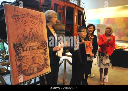 Bildnummer : 57048144 Datum : 09.02.2012 Copyright : imago/Xinhua (120210) -- SAN FRANCISCO, 10 février 2012 (Xinhua) -- Un historien (2e L) présente un registre des maisons d'affaires de China Town publié en 1878 au Wells Fargo Museum à San Francisco, aux États-Unis, le 9 février 2012. Le Wells Fargo a affiché un lot de photos de fichiers et de copies de reliques culturelles de ses clients chinois au 19e siècle ici jeudi pour montrer ses 160 ans d'histoire avec la communauté chinoise. (Xinhua/Liu Yilin) U.S.-WELLS FARGO MUSEUM-CHINESE CLIENTS-EXHIBITION PUBLICATIONxNOTxINxCHN Gesellschaft USA Kultur Ausstellung xns x Banque D'Images