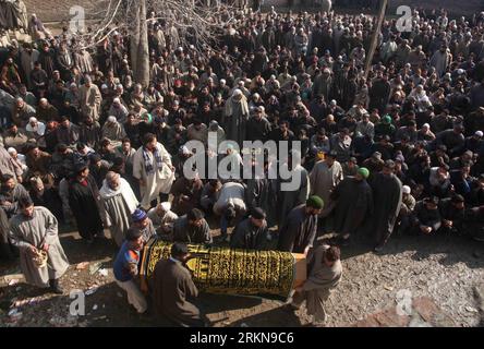 Bildnummer : 57048153 Datum : 10.02.2012 Copyright : imago/Xinhua (120210) -- SRINAGAR, 10 février 2012 (Xinhua) -- les villageois cachemiriens portent le cercueil d’un travailleur politique et chef de corps rural (Sarpanch), Gul Mohamad Dar, lors de sa procession funéraire dans le village de Hawoora-Misshipora, à environ 65 kilomètres au sud de Srinagar, capitale estivale du Cachemire contrôlé par les Indiens, le 10 février 2012. Des militants présumés ont abattu le travailleur politique et blessé une autre personne dans le village Hawoora-Misshipora du district de Kulgam, a déclaré vendredi la police. Dar, âgé de 50 ans, a été élu chef rural dans le dernier comité du village Banque D'Images