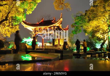 Bildnummer : 57055643 Datum : 11.02.2012 Copyright : imago/Xinhua (120212) -- GUILIN, 12 février 2012 (Xinhua) -- Profitez de la vue nocturne du lac Ronghu à Guilin, une station touristique du sud-ouest de la Chine, Guangxi Zhuang région autonome, 11 février 2012. Une vue splendide de nuit est mise en scène dans les zones pittoresques de deux rivières et quatre lacs de Guilin avec son paysage naturel, lumière et exposition d'art de fontaine. (Xinhua/lu Bo an) (zgp) CHINA-GUILIN-NIGHT VIEW (CN) PUBLICATIONxNOTxINxCHN Reise xda x2x 2012 quer o0 nachts Gebäude Park 57055643 Date 11 02 2012 Copyright Imago XINHUA Guilin février 12 2012 XINHUA Banque D'Images