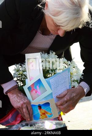 Bildnummer : 57061620 Datum : 12.02.2012 Copyright : imago/Xinhua (120213) -- LOS ANGELES, 13 février 2012 (Xinhua) --Un fan place des fleurs et des notes à un mémorial pour Whitney Houston devant le Beverly Hills Hilton Hotel le dimanche 12 février 2012, à Beverly Hills, Californie. Whitney Houston, qui a régné en tant que reine de la musique pop jusqu'à ce que sa voix majestueuse et son image royale soient ravagées par la consommation de drogue, un comportement erratique et un mariage tumultueux avec le chanteur BobbyBrown, est décédée samedi 11 février à l'âge de 48 ans. (Xinhua/Zhao Hanrong) USA-LOS ANGELES-WHITENEY HOUSTON-FANS PUBLICATIONxNOTxINxCHN People Entertainment Banque D'Images