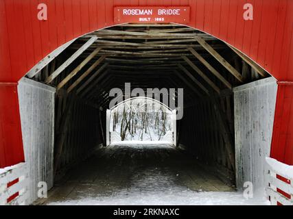 Bildnummer : 57068913 Datum : 13.02.2012 Copyright : imago/Xinhua (120214) -- WINTERSET, 14 février 2012 (Xinhua) -- le pont couvert Roseman est vu à Winterset, Iowa, États-Unis, le 13 février 2012. Plus d une décennie après la sortie du film The Bridges of Madison County, des milliers de personnes se rendent encore à Winterset chaque année pour retracer les étapes où Clint Eastwood et Meryl Streep ont immortalisé les ponts couverts de la région. (Xinhua/Shen Hong)(jyf) US-WINTERSET-BRIDGES OF MADISON COUNTY PUBLICATIONxNOTxINxCHN Reisen USA Brücke überdacht überdachte Jahreszeit Winter xjh x0x 2012 quer 570689 Banque D'Images