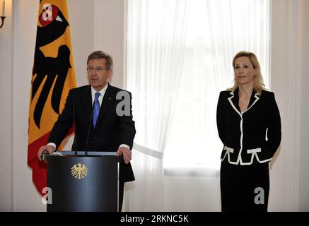 (120217) -- BERLIN, 17 février 2012 (Xinhua) -- le président allemand Christian Wulff (à gauche) fait une déclaration pour sa démission avec son épouse Bettina dans la résidence présidentielle à Berlin, le 17 février 2012. (Xinhua/Ma Ning) ALLEMAGNE-DÉMISSION DU PRÉSIDENT PUBLICATIONxNOTxINxCHN 120217 Berlin février 17 2012 le président allemand DE XINHUA Christian Wulff fait une déclaration pour sa démission avec son épouse Bettina à la résidence présidentielle à Berlin février 17 2012 XINHUA ma Ning Allemagne démission du président PUBLICATIONxNOTxINxCHN Banque D'Images